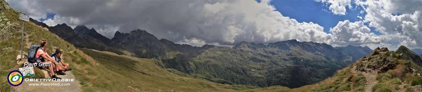 59 Vista panoramica dal Passo della Selletta (2372 m) sulla conca e le cime del Calvi .jpg